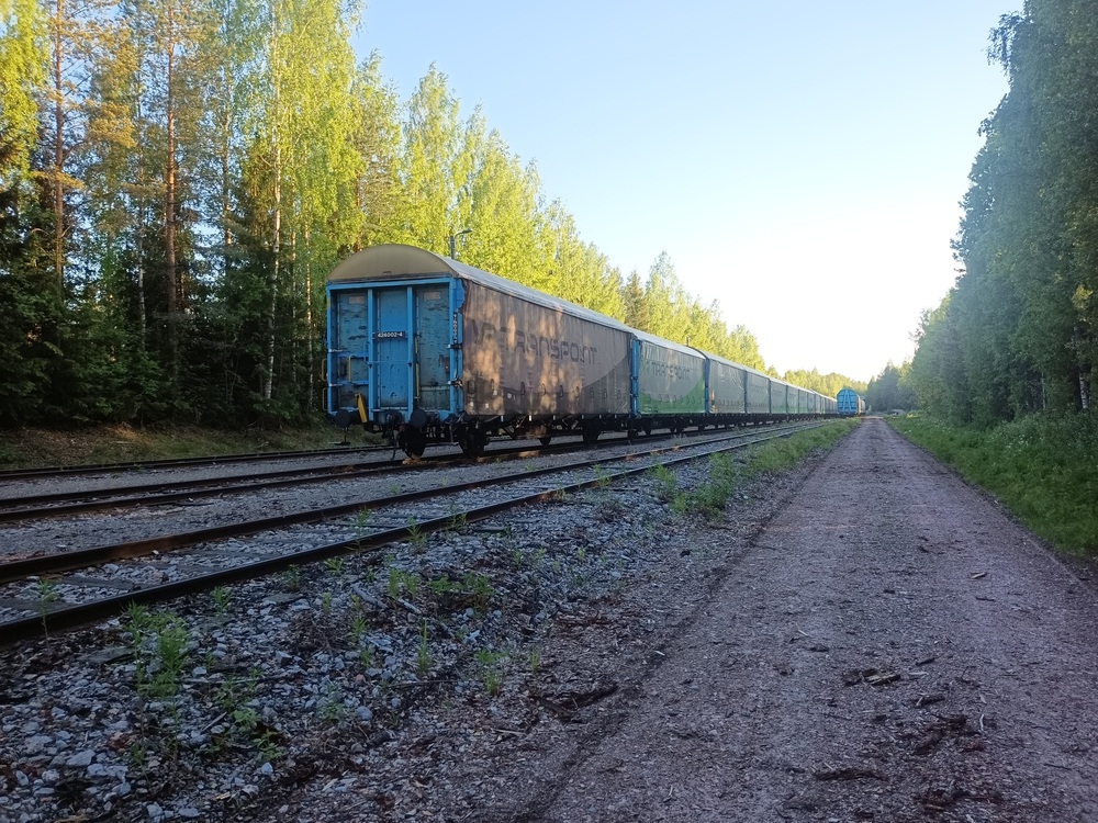 Ristiinan vaihtotöitä 4.6.2021 #3
Pitkään eivät Rissen koneet malta paikallaan pysyä. Junat on luotuja kulkemaan ja niin myös vaihtoliikkeet. Kunhan hänniltä on saatu vaunuja tiputettua, käy matka etelään, ratapihan päähän. Keskimmäisellä raiteella ovat Kouvolan tuliaiset, joten tehtaalle mielivän vaihtotyöyksikön on kierrettävä takimmaisen raiteen kautta.
Avainsanat: op_VR;jt_Vaihtotyö;jyv_Hbi;jyv_Hbin;jyv_Habbin