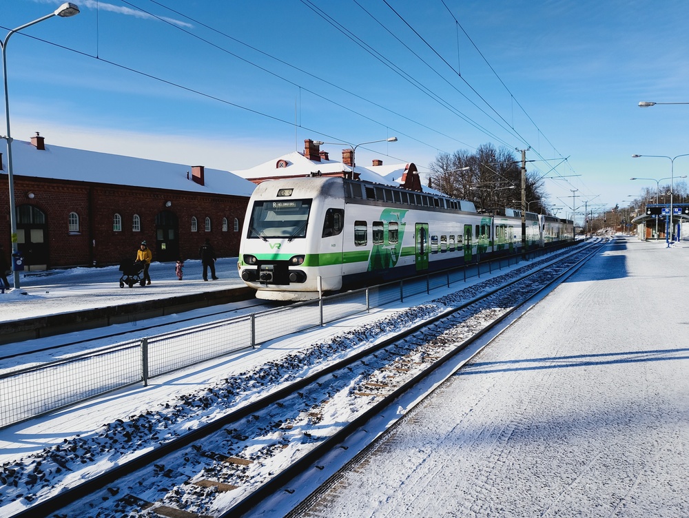 Sm4 Hämeenlinnassa 25.2.2026
Sm4-sarjan sähkömoottorijuna pyrkimässä Helsinkiä kohti R-linjan lähijunana.
Avainsanat: op_VR;jt_Matkustajajuna;jt_Lähijuna;jyv_Sm4;infra_tavaramakasiini