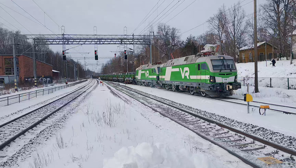 Teräskelajuna saapuu Hämeenlinnaan 25.2.2026
"Megajuna"ksikin tituleerattu Raahe-Hämeenlinna -teräskelajuna saapuu määräasemalleen kahden irvikissan johdolla.
Avainsanat: op_VR;jt_Tavarajuna;jt_Asiakasjuna;jyv_Sr3;jyv_Shmmn-tw;infra_veturitalli