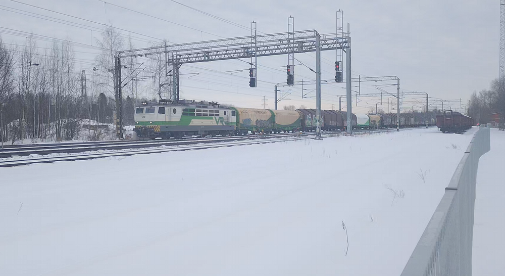 HankoHämeenlinnalainen Hämeenlinnassa 25.2.2026
HankoHämeenlinnalainen saapumassa määräasemalleen Sr1:n vetämänä.
Avainsanat: op_VR;jt_Tavarajuna;jt_Asiakasjuna;jyv_Sr1;jyv_Sggrrs;jyv_Shimmn;jyv_Obrk;juna_HankoHämeenlinnalainen
