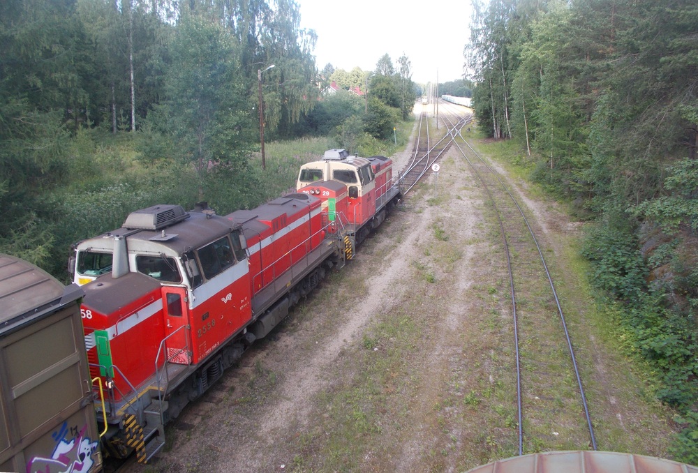 Tyhjä kartonkijuna saapuu Heinolaan 13.7.2018
Tyhjiä kartonkivaunuja Heinolasta tuova tavarajuna... anteeksi, LIIKENNEPAIKKOJEN VÄLINEN VAIHTOTYÖ saapuu Heinolaan. Kartonkivaunuja kiskonut veturipari oli käynyt aamulla myös Loviisassa. Matka pysähtyi päävaihteelle ja hetken seisonnan jälkeen vaunut kiskottiin sivuraiteelle, pois kohti Riihimäkeä lähtevän veturinsiirron tieltä.
Avainsanat: op_VR;jt_Vaihtotyö_PAI;jyv_Dv12;jyv_Gbls;juna_heinolalainen