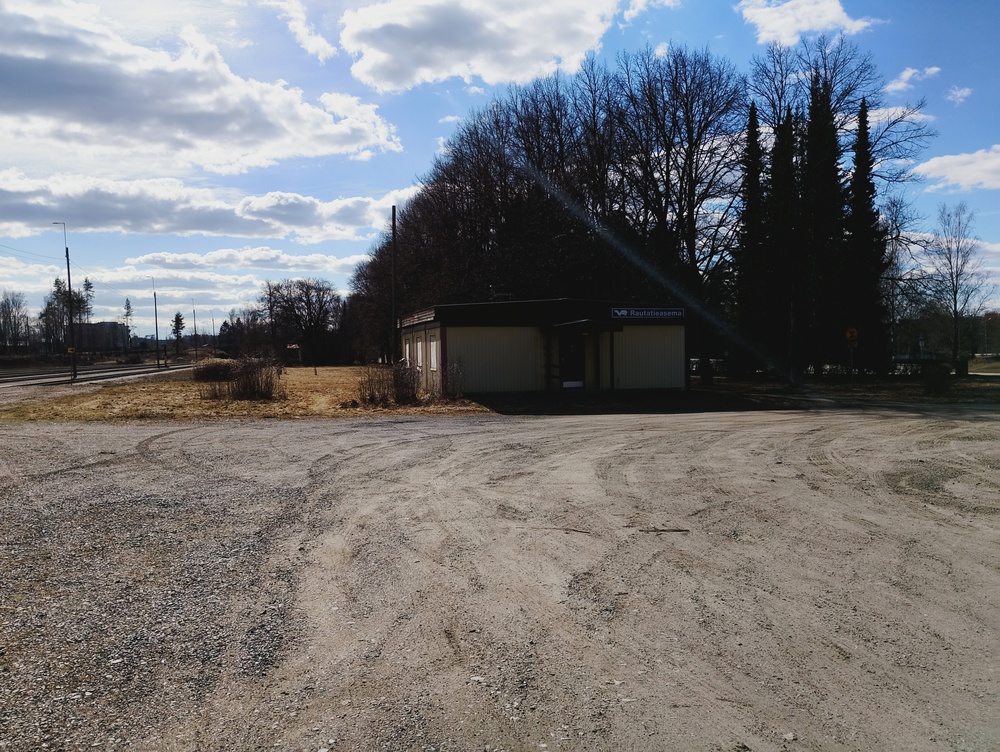 Heinolan asema 12.4.2026
Ymmärtääkseni tälläkään tönöllä ei ole enää oikein mitään virkaa. VR:n logo yhä on isolla oven yllä, mutta kun Heinolasa VR:läisiä tarvitaan, niin tulevat junan mukana joko Kouvolasta tai Riihimäeltä.
Avainsanat: infra_asemarakennus