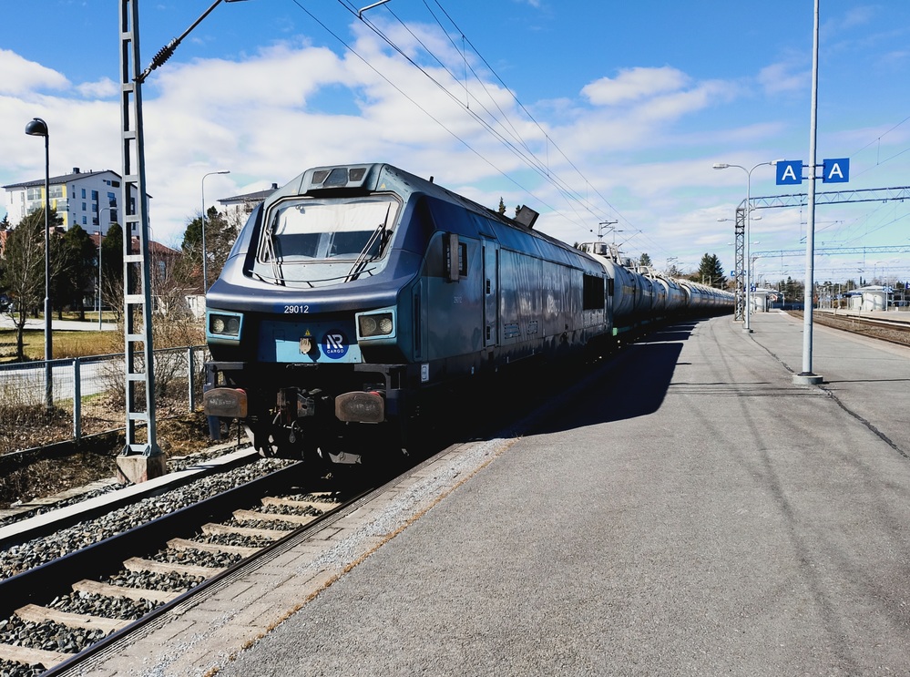 North Railin ammoniakkijuna Toijalassa 24.4.2026
Dr20 on kiertänyt Uuteenkaupunkiin matkaavan ammoniakkijunan päästä toiseen. Tämä junavuoro on yksi viimeisistä Suomeen Venäjältä tulevista tavarajunista.
Avainsanat: op_North_Rail;jt_Tavarajuna;jt_Asiakasjuna;jyv_Dr20;jyv_Vgobo