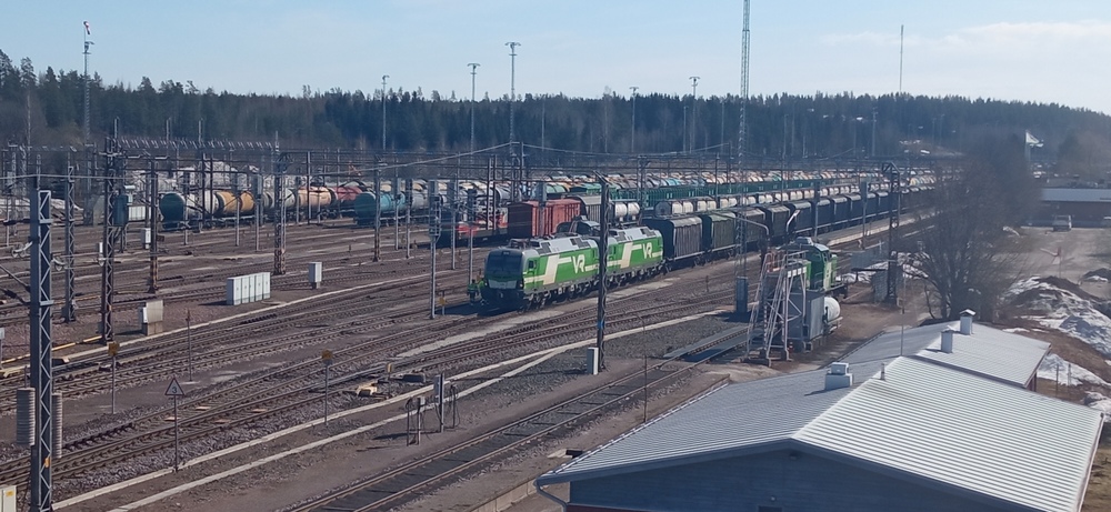 Vainikkala 23.4.2022
Vainikkalan idempi ratapiha, eli Vainikkala asema 23.4.2022. Matkustajaliikenne rajan yli on jo loppunut, mutta tavaraliikenne on vielä vilkasta, joskin valtaosalla tavaraliikenteestäkin on viime hetket menossa. Sekä VR, että Fenniarail lopettivat idän liikenteensä loppuvuodesta 2022.
Avainsanat: op_VR;jt_Tavarajuna;jt_Asiakasjuna;jt_Runkojuna;jyv_Sr3;jyv_Sr1;jyv_Dr14;jyv_Vgobo;jyv_Vtad;jyv_Vgk;jyv_Vofa