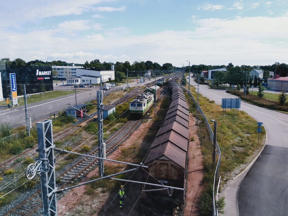 Hangon päivystäjä 22.7.2026 #2
Hangon päivystäjä tuo teräsvaunuja satamasta ja käy aseman edessä kääntymässä ennen matkan jatkumista tavara-aseman eteen. Viereisellä raiteella on hetkeä aiemmin Tampereelta saapunut hieman lyhyemmänpuoleinen tavarajuna. Vasemmanpuoleisimmalla raiteella näkyy dieselveturien tankkauspaikka.
Avainsanat: op_VR;jt_Vaihtotyö;jt_Tavarajuna;jt_Runkojuna;jyv_Sr1;jyv_Dv12;jyv_Shimmn;päivystäjä_Hanko;infra_asemarakennus