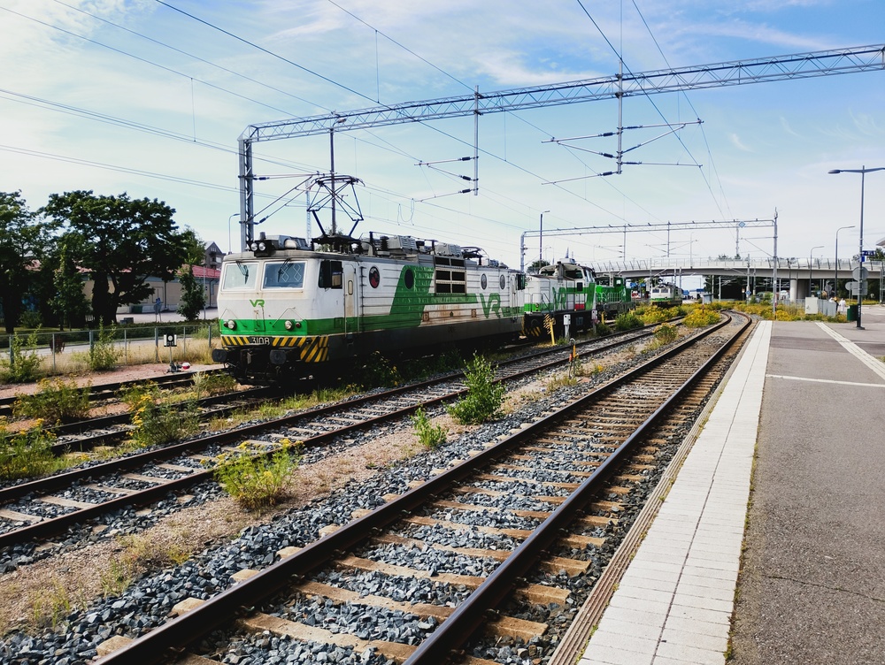 Hangon vetureita 22.7.2026
Lähempi sähköveturi lienee saapunut aamulla joko Kouvolasta tai Hämeenlinnasta, taaempi taas tunti taaksepäin Tampereelta. Deeverin tulosuunnasta tai määränpäästä ei ole tietoa. Takimmaisena olvea Dr19 toimii Hangon vaihtotyökoneena.
Avainsanat: op_VR;jyv_Sr1;jyv_Dv12;jyv_Dr19
