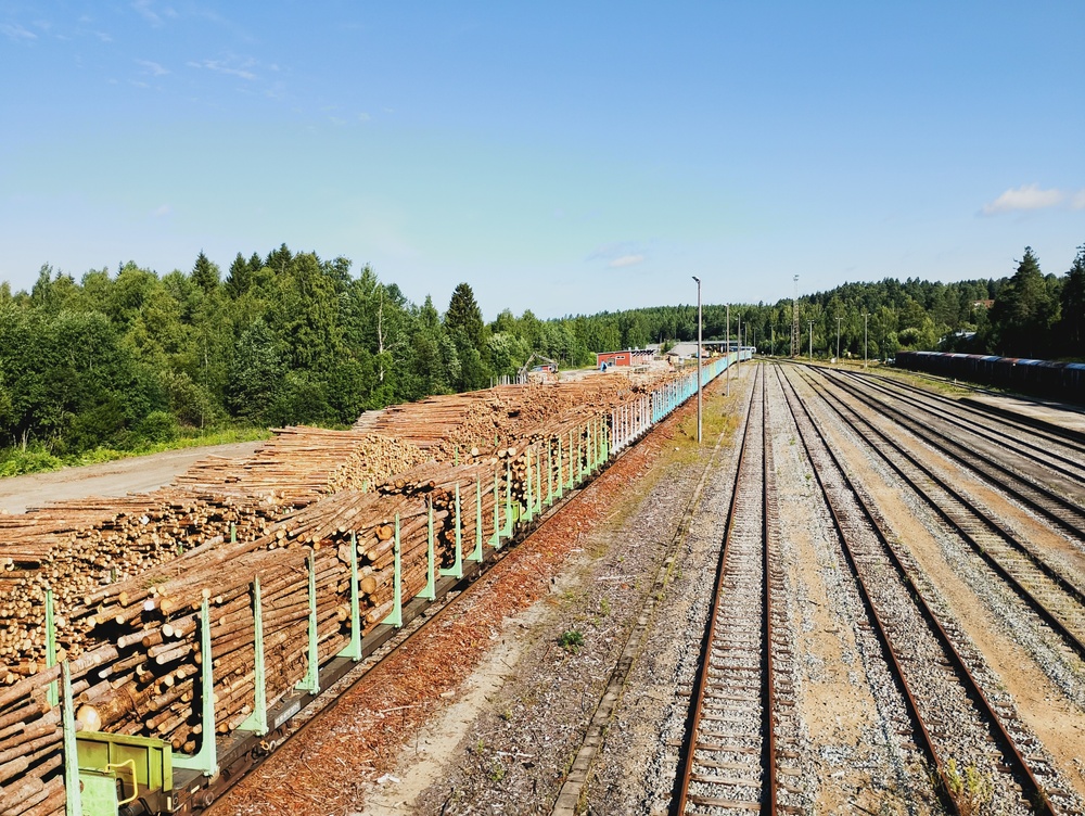 Haapamäen raakapuunkuormausraide 31.7.2026
Raiteella kuormatuista vaunuista kootaan parhaillaan Tamperelle lähtevää junaa TR 53304.
Avainsanat: op_VR;jt_Vaihtotyö;jyv_Sp;jyv_Sps;juna_Haapamäkeläinen