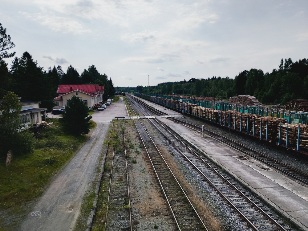 Haapapuujunia Raakamäellä 31.7.2026
Raakapuujunia Haapamäellä. VR:n täysi raakapuujuna odottelee lähtöä kohti Tamperetta, kun taas Arctic Railin tyhjä raakapuujuna on juuri saapunut Riihimäeltä.
Avainsanat: op_Arctic_Rail;op_VR;jt_Tavarajuna;jt_Raakapuujuna;jyv_Sp;jyv_Sps;jyv_Vop;infra_asemarakennus