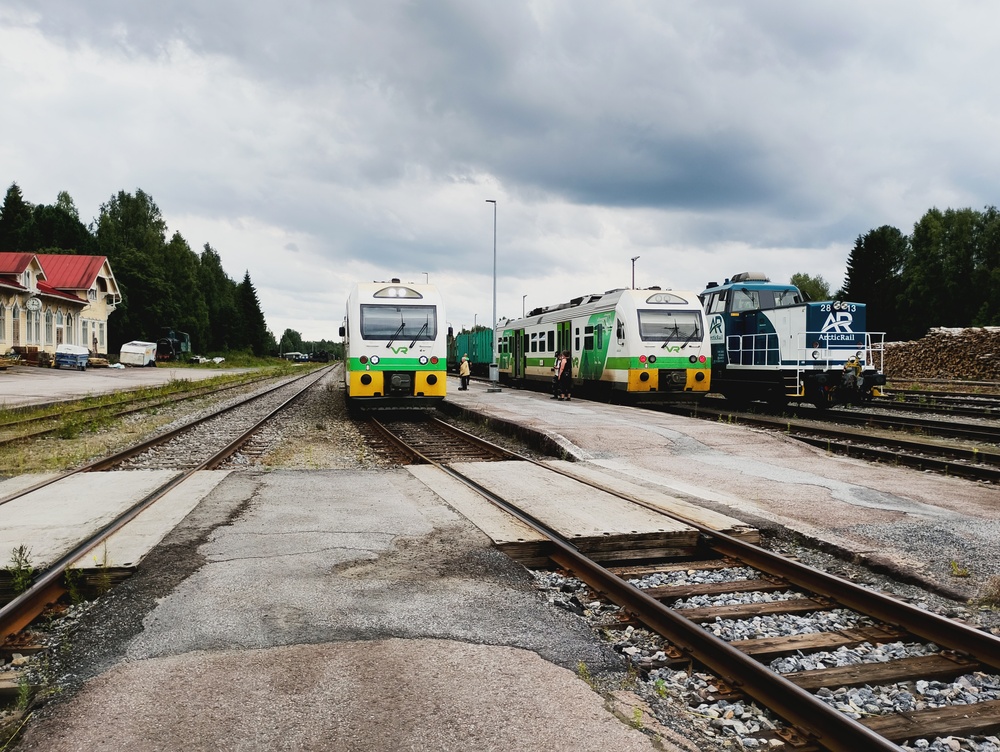 Ruuhka-aika Haapamäellä 31.7.2026
Jyväskylä-Seinäjoki sekä Tampere-Keuruu -kiskobussit kohtaavat Haapamäellä, samalla kun juuri raakapuuvaunuja kuormausraiteelle siirtänyt Dr16 viettää ansaittua lepohetkeä, ennen kuin matka jatkuu loppujen vaunujen kanssa Alavudelle.
Avainsanat: op_Arctic_Rail;op_VR;jt_Tavarajuna;jt_Raakapuujuna;jt_Matkustajajuna;jt_Kiskobussi;jyv_Dm12;jyv_Dr16;jyv_Vop