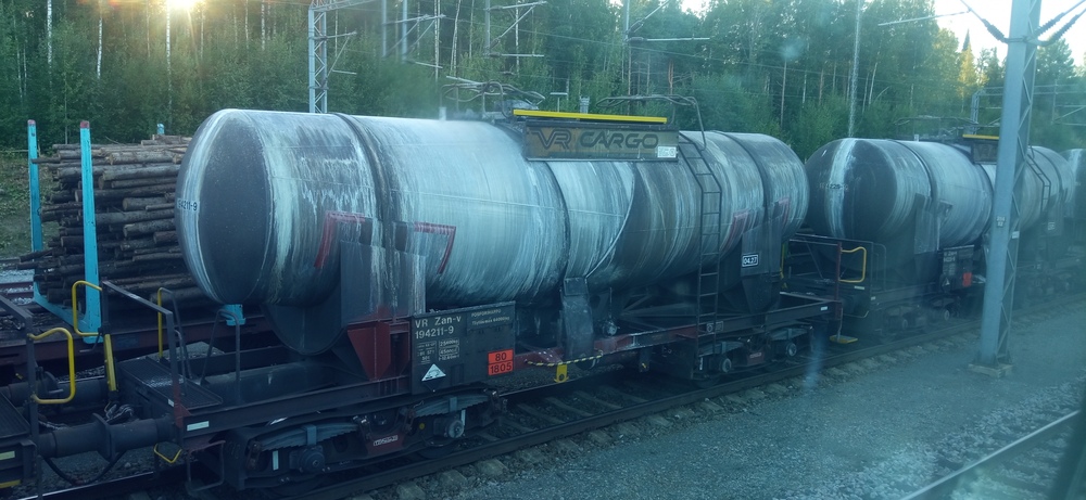 Zan-v
Fosforihapon kuljetukseen käytetty Zan-v -säiliövaunu Siilinjärvi-Uusikaupunki -happojunassa.
Avainsanat: op_VR;jt_Tavarajuna;jt_Asiakasjuna;jyv_Zan-v;jyv_Sp